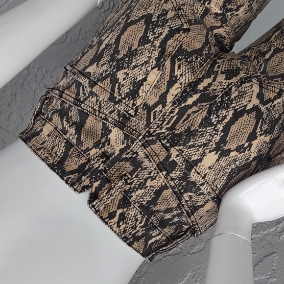 Hailee c Ladies Reptilian Designed Stretch Fabric Jeans - Picture 15 of 17